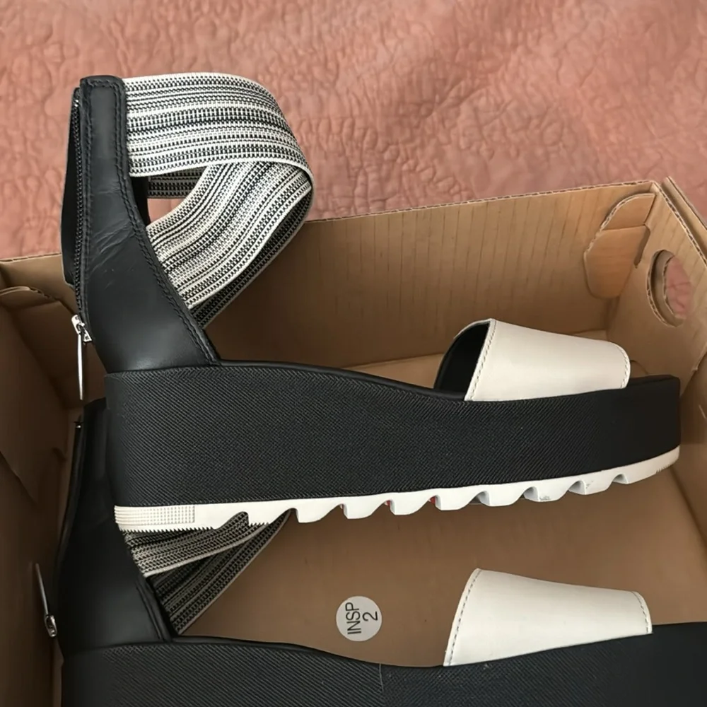 Women NIB Sorel Sandals - Picture 2 of 4